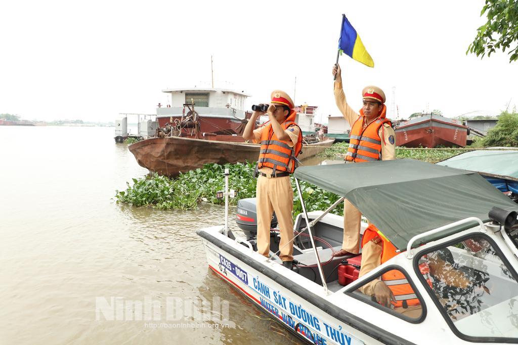 Phía sau bình yên sông nước (Kỳ 2: Bình yên sông nước đôi khi phải đánh đổi bằng cả… tính mạng)