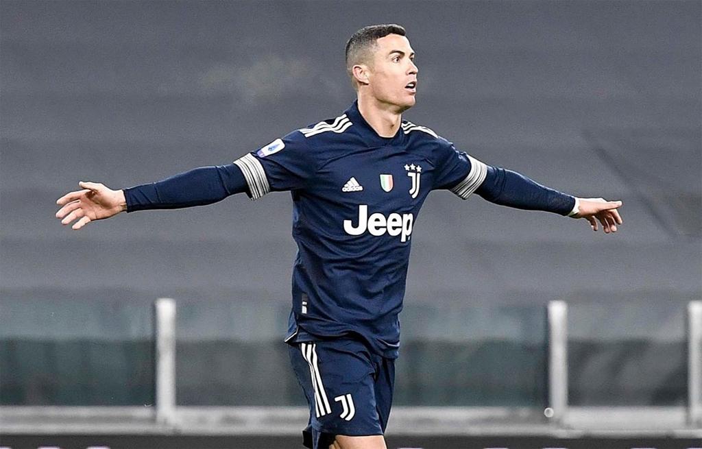Cristiano Ronaldo san bằng kỷ lục ghi bàn nhiều nhất lịch sử bóng đá