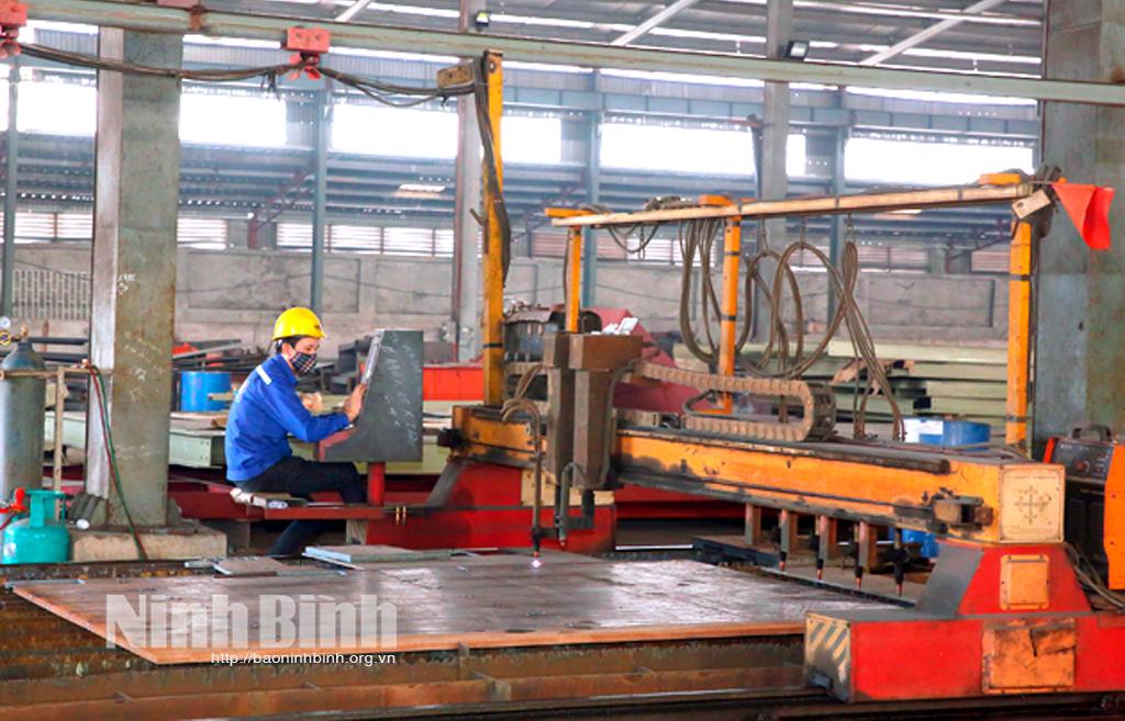 Công ty TNHH Cơ điện Ninh Bình: Thi đua lao động sản xuất hướng về Đại hội XIII của Đảng