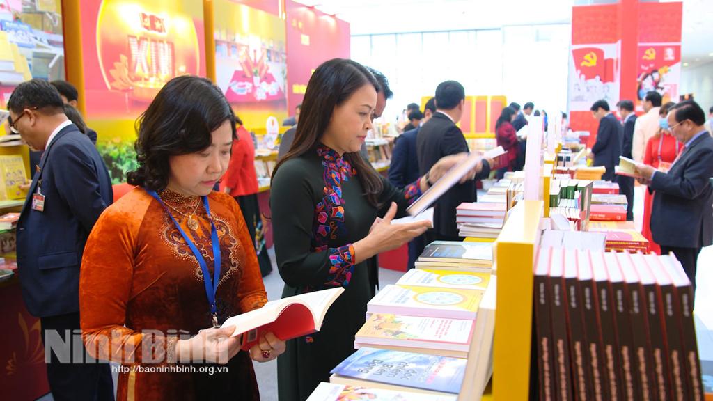 Gian trưng bày sách tại Đại hội XIII thu hút sự quan tâm của đông đảo đại biểu