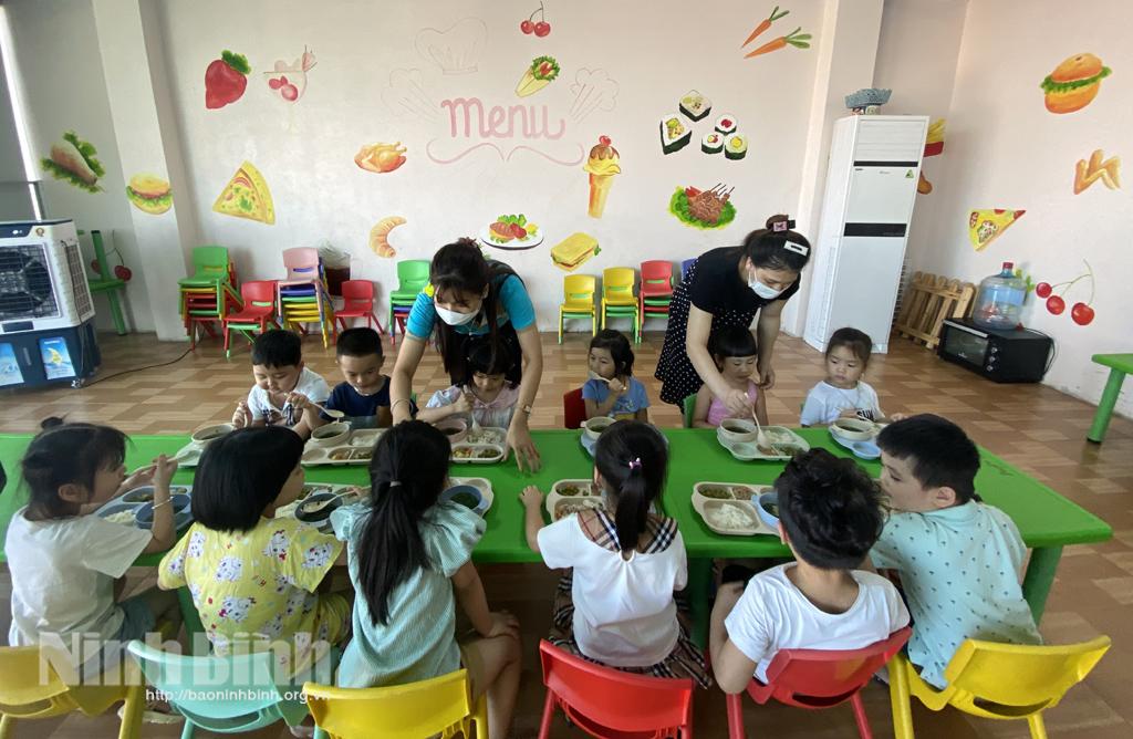 Thành phố Ninh Bình đảm bảo an toàn bữa ăn bán trú cho học sinh