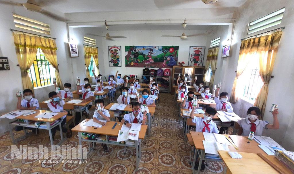 "Sữa học đường" đến trường cùng học sinh Thanh Lạc