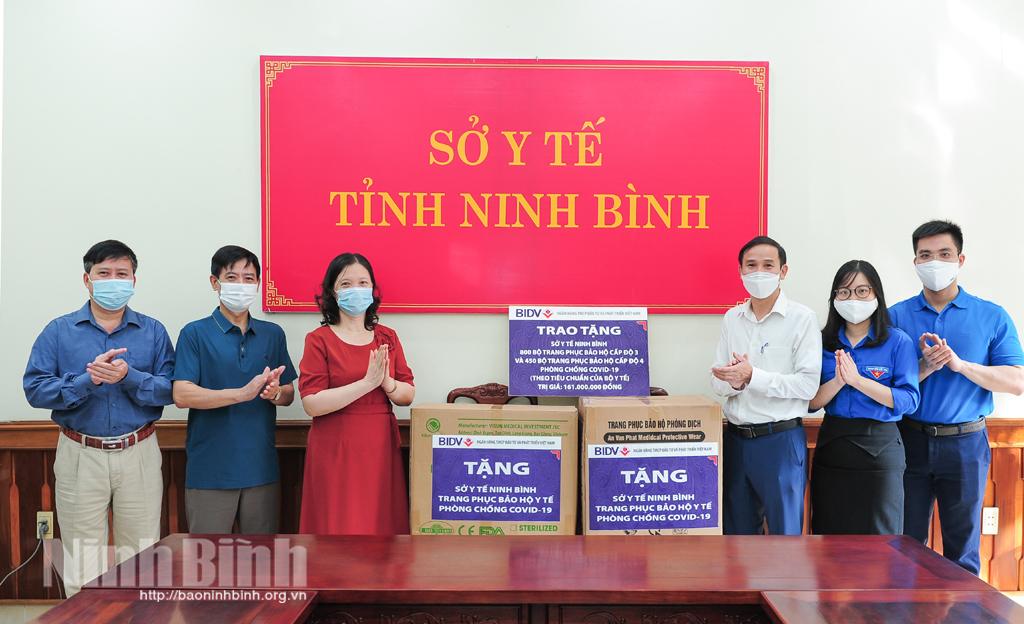 BIDV chi nhánh Ninh Bình tặng quà hỗ trợ phòng, chống dịch COVID-19