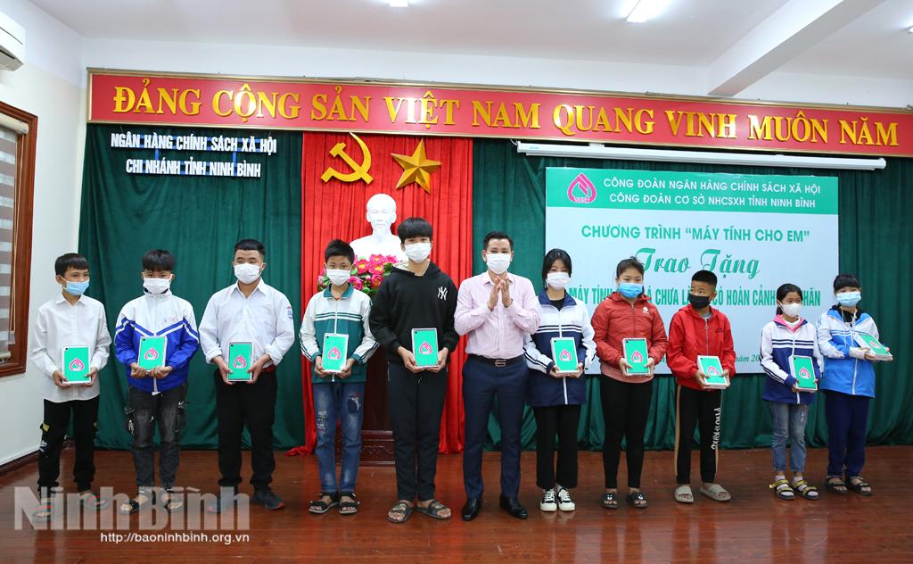 Ngân hàng CSXH tỉnh trao máy tính cho học sinh có hoàn cảnh khó khăn