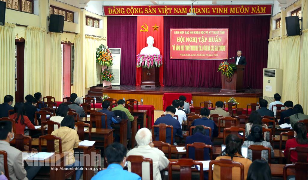 Tập huấn " Kỹ năng viết thuyết minh đề tài, dự án và các giải thưởng"