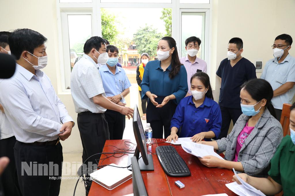 Tiêm vắc xin phòng COVID-19 cho toàn dân để tạo miễn dịch cộng đồng