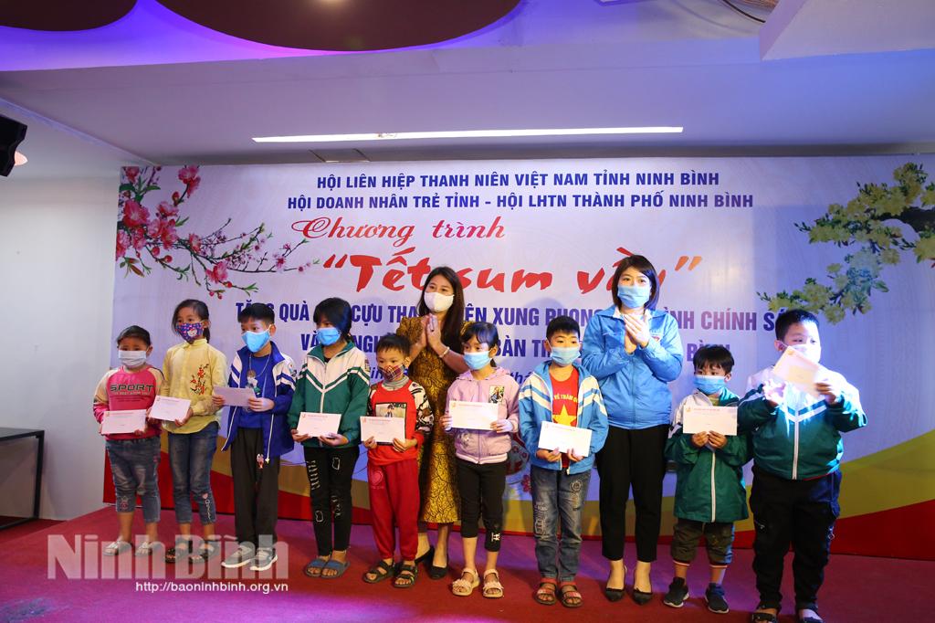 Hội Doanh nhân trẻ tỉnh Ninh Bình hỗ trợ 67 học sinh có hoàn cảnh khó khăn