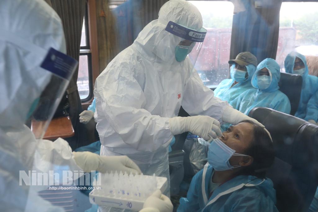 18 người dương tính với SARS-CoV-2 trên chuyến tàu trở về từ miền Nam, nguy cơ lây nhiễm không cao