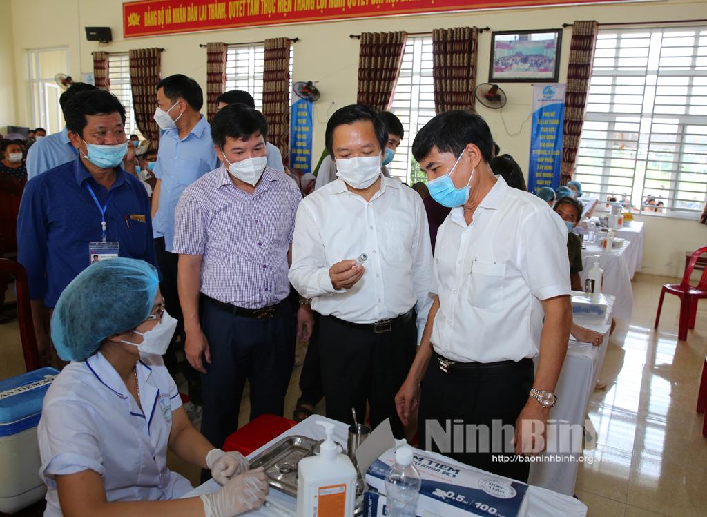 Các đồng chí lãnh đạo UBND tỉnh kiểm tra công tác tiêm chủng vắc xin COVID-19