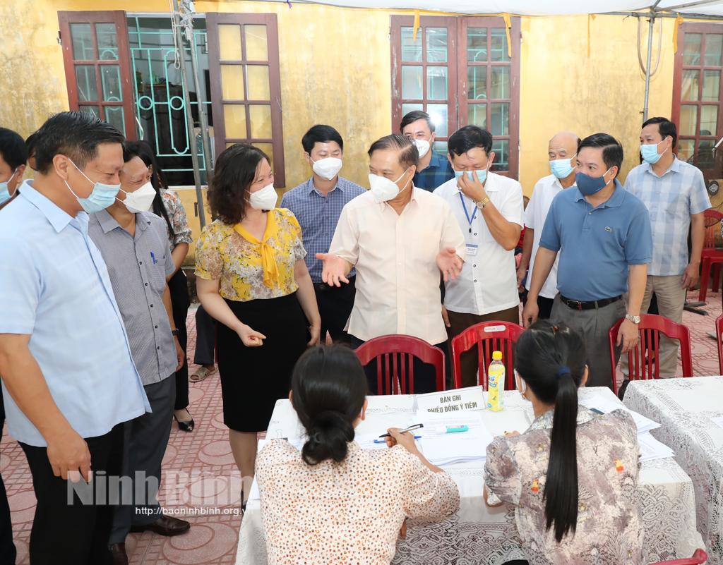 Đồng chí Phó Bí thư Thường trực Tỉnh ủy kiểm tra công tác tiêm chủng tại huyện Yên Khánh và Kim Sơn