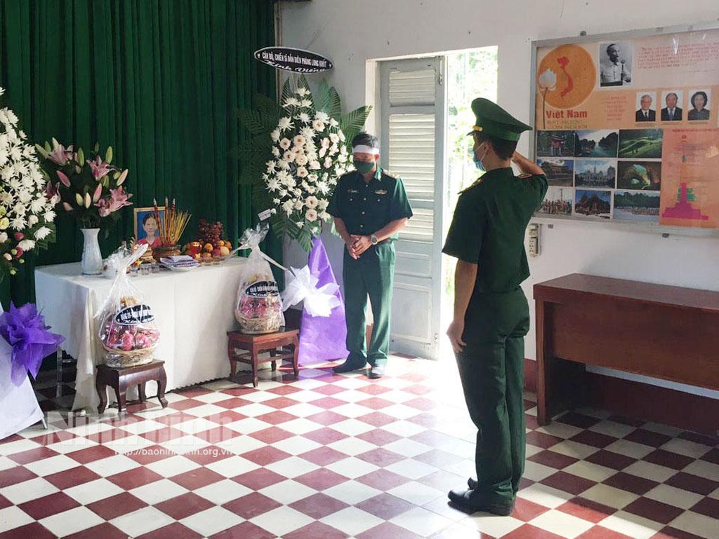 Chịu tang mẹ khi đang làm nhiệm vụ tại chốt phòng dịch COVID-19 ở biên giới Long An