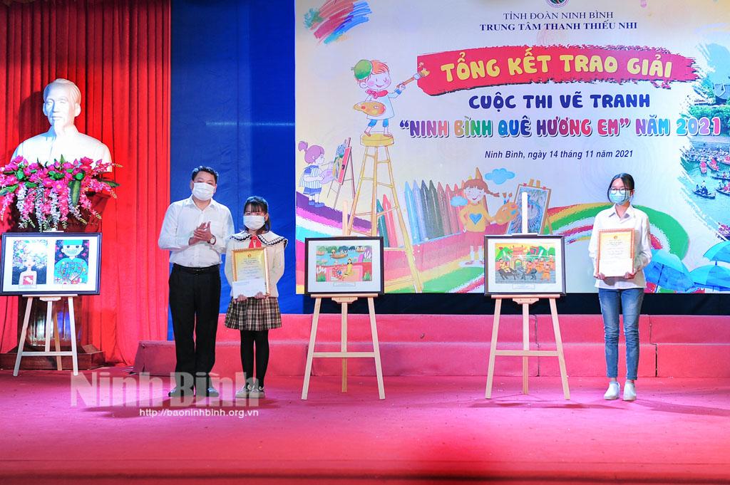 Trao giải cuộc thi vẽ tranh "Ninh Bình quê hương em" năm 2021