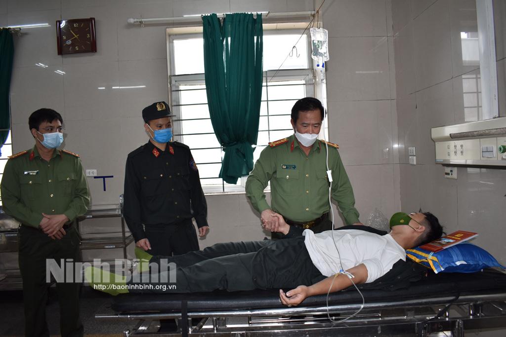 Giám đốc Công an tỉnh thăm hỏi, tặng quà chiến sỹ bị thương khi làm nhiệm vụ