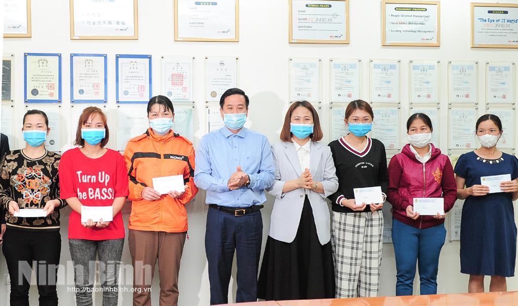 Trao tiền hỗ trợ đoàn viên, công nhân lao động