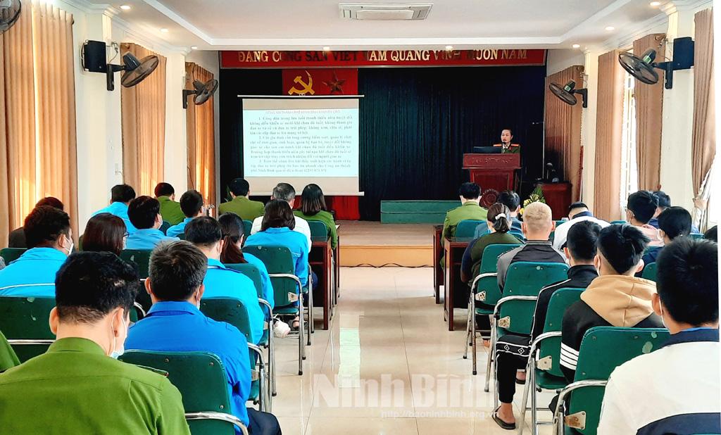 Công an thành phố Ninh Bình tuyên truyền, giáo dục thanh, thiếu niên không lạng lách, đánh võng và đua xe trái phép