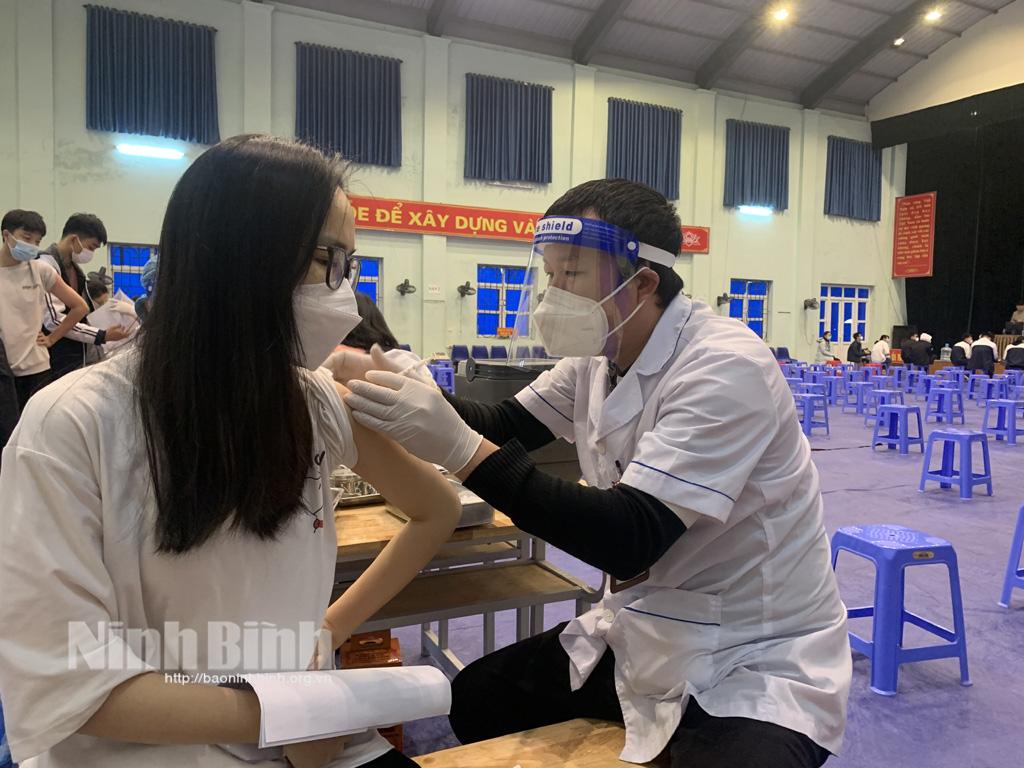 Gần 100% học sinh THPT được tiêm đủ 2 mũi vắc xin phòng COVID-19