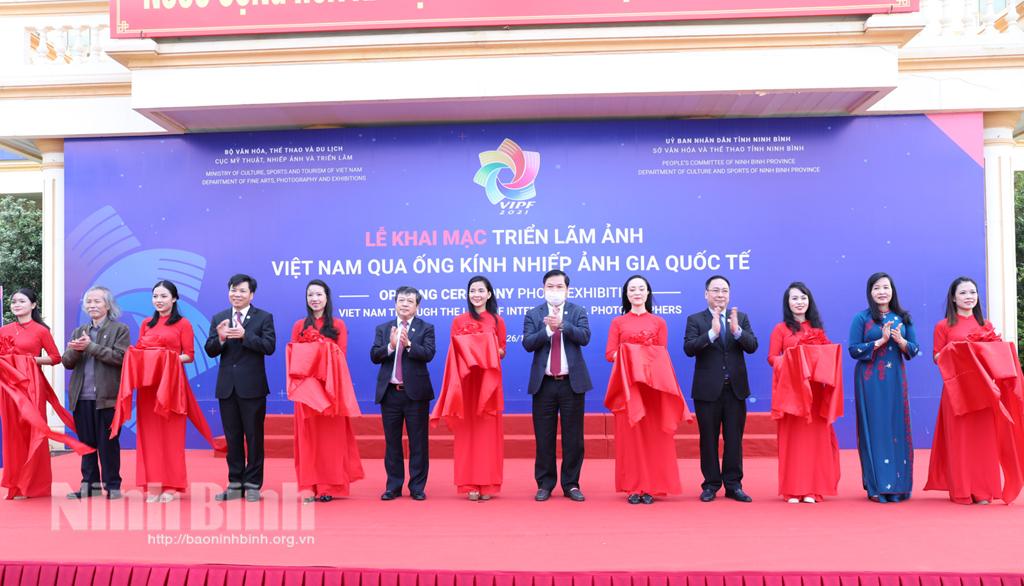 Khai mạc Triển lãm nhiếp ảnh Việt Nam qua ống kính nhiếp ảnh gia quốc tế