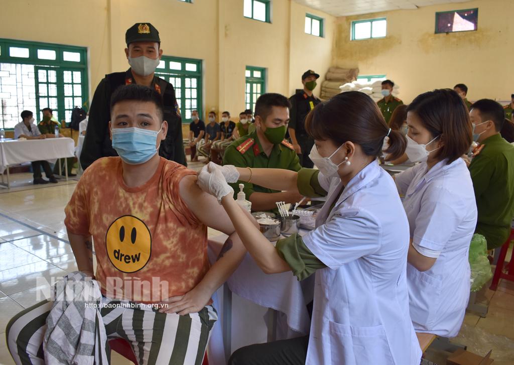 Hơn 4.500 phạm nhân Trại giam Ninh Khánh được tiêm vắc xin phòng COVID-19