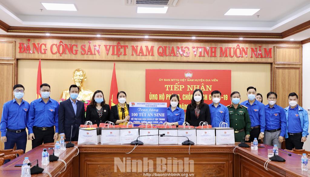 Trao tặng 200 "Túi an sinh" cho người dân tại các khu cách ly tập trung