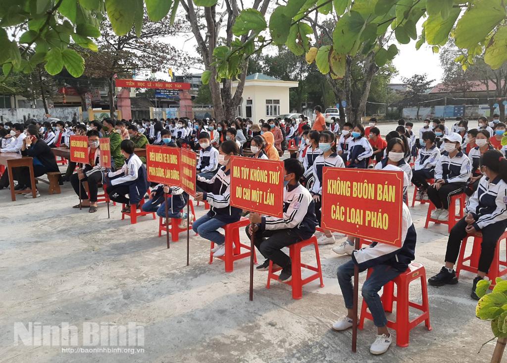 Công an huyện Yên Mô tuyên truyền các quy định của pháp luật cho học sinh