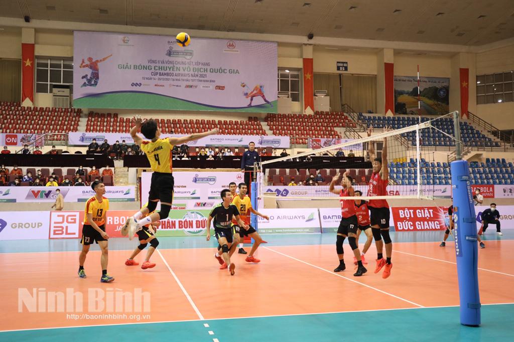 Hai đội bóng chuyền nam và nữ của Ninh Bình đều giành thắng lợi trận ra quân