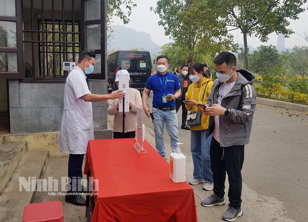 Người về Ninh Bình từ Hà Nội và một số tỉnh có nguy cơ cao cần khai báo y tế và được lấy mẫu xét nghiệm test nhanh kháng nguyên hoặc RT- PCR phù hợp với các vùng dịch tễ