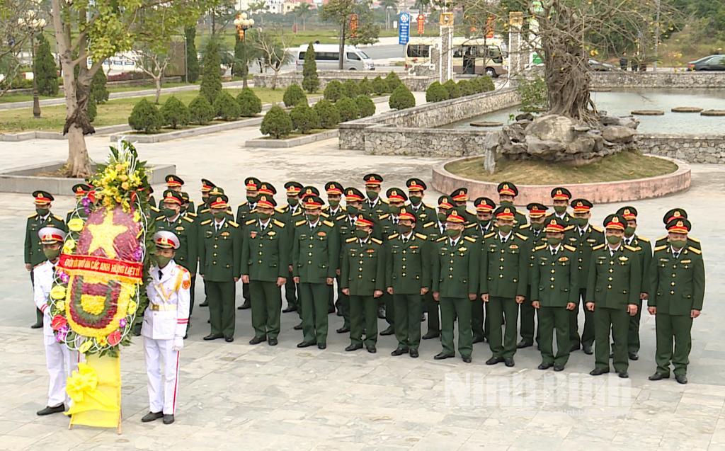 Bộ CHQS tỉnh dâng hương, dâng hoa tại Đài tưởng niệm các Anh hùng liệt sỹ tỉnh