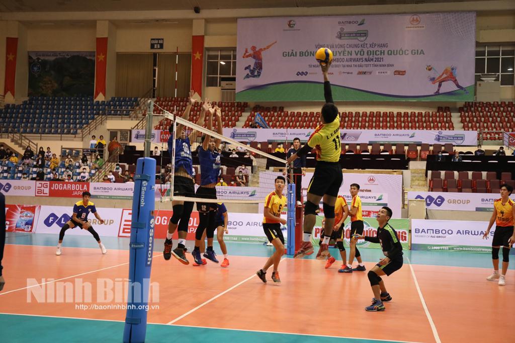 Thắng Sanest Khánh Hòa 3-1, Tràng An Ninh Bình giành quyền vào chung kết