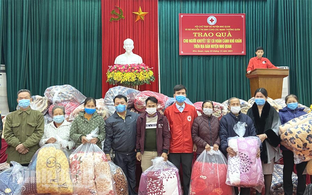 Trao quà cho người khuyết tật và người có hoàn cảnh khó khăn huyện Nho Quan