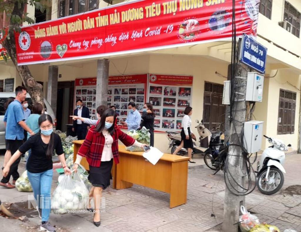 Người dân Ninh Bình tham gia "giải cứu" nông sản Hải Dương