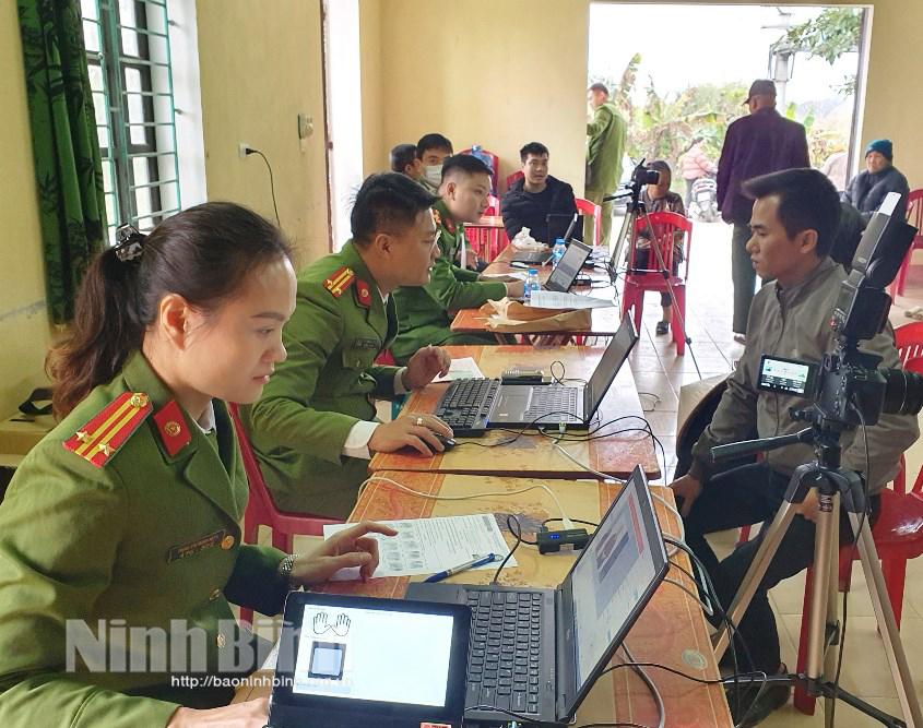 Công an thành phố Ninh Bình, đẩy nhanh tiến độ thực hiện cấp căn cước công dân có gắn chíp điện tử