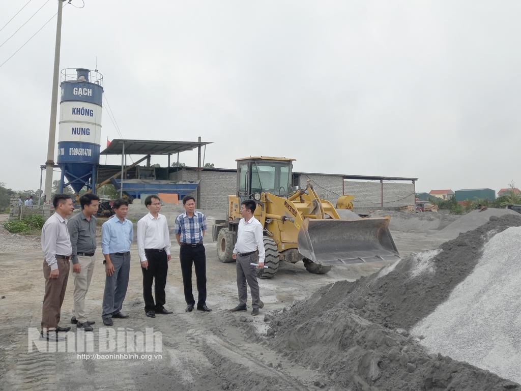 Hội thảo "Hoàn thiện quy trình sản xuất gạch không nung xi măng cốt liệu bằng công nghệ ép tĩnh"