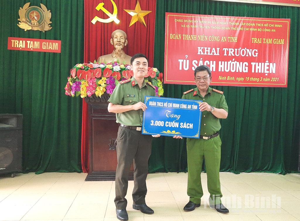 Ra mắt "Tủ sách hướng thiện" tại Trại tạm giam Công an tỉnh