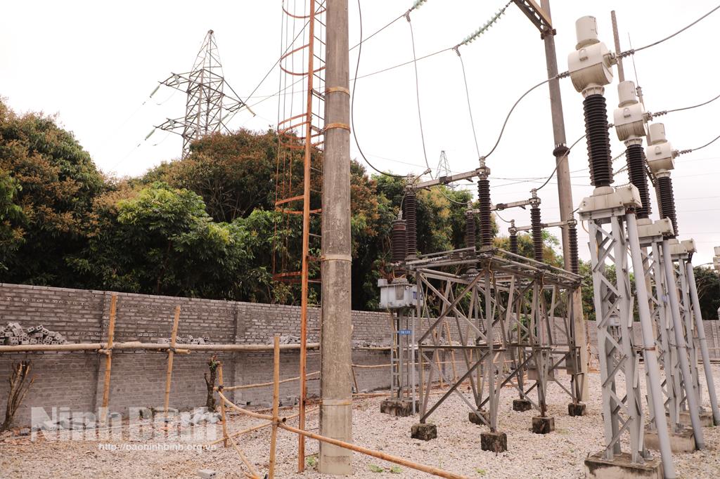 PC Ninh Bình xử lý kịp thời các vi phạm hành lang lưới điện