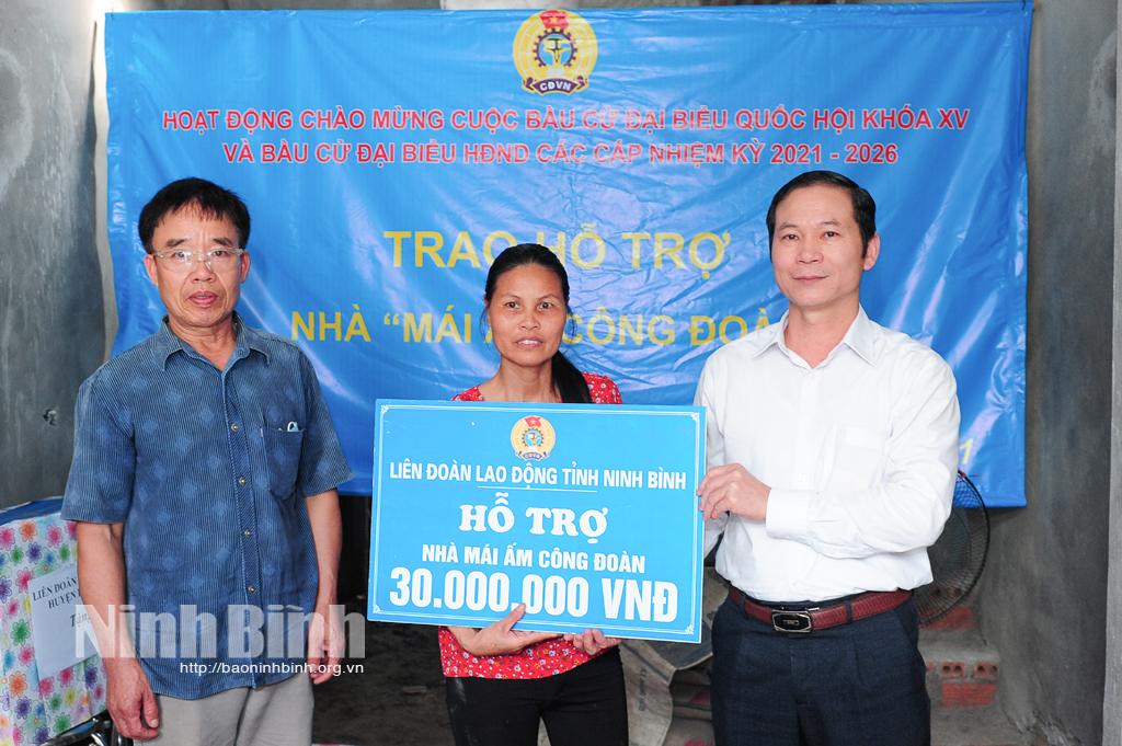 Trao tiền hỗ trợ xây dựng nhà "Mái ấm công đoàn"