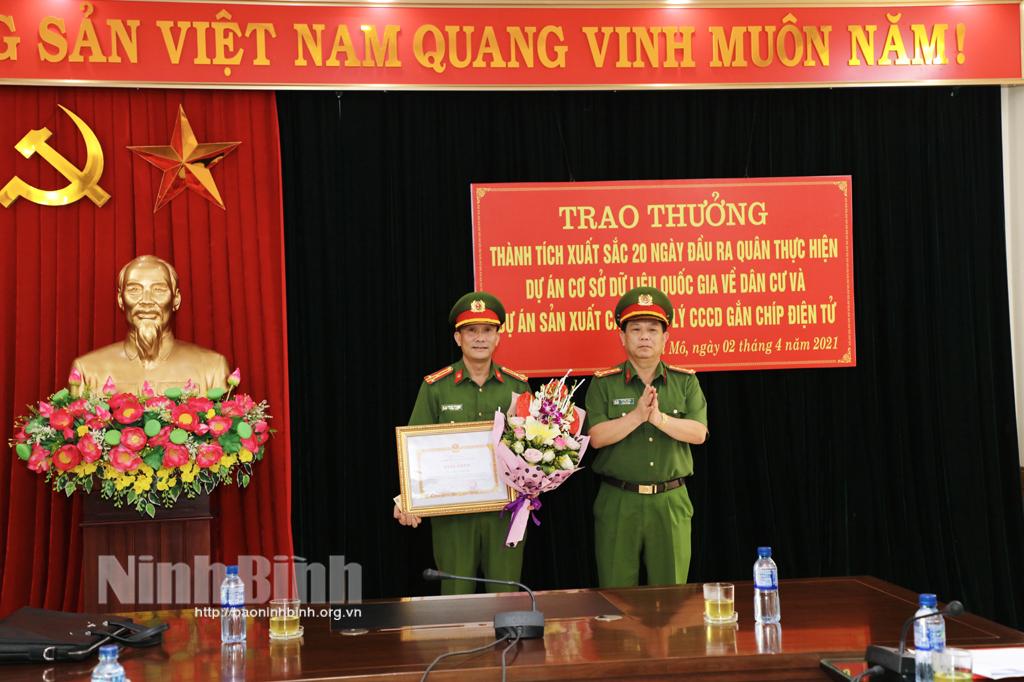 Khen thưởng đơn vị có thành tích xuất sắc trong thực hiện dự án sản xuất, cấp, quản lý căn cước công dân