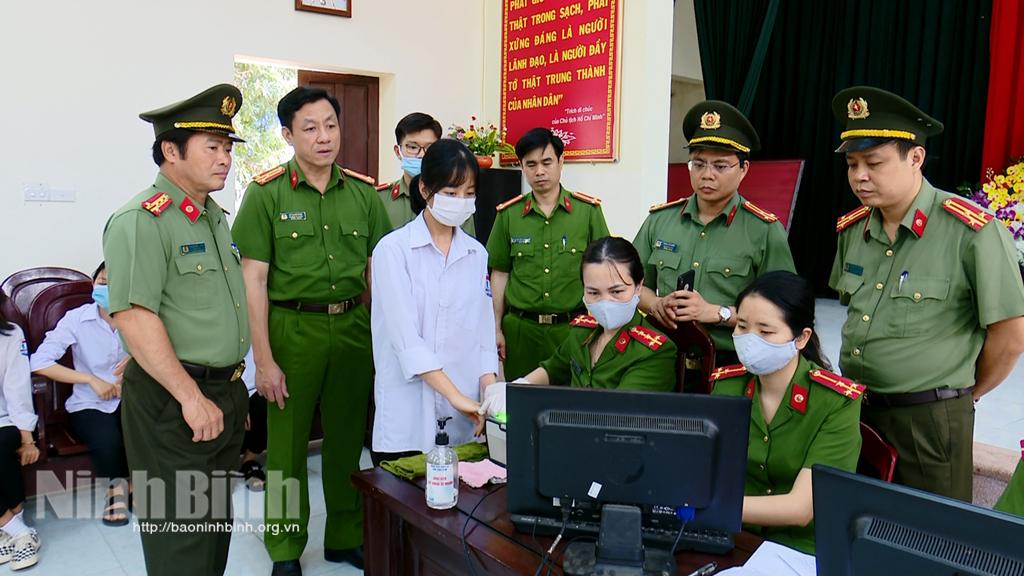 Lãnh đạo Công an tỉnh kiểm tra công tác cấp CCCD lưu động
