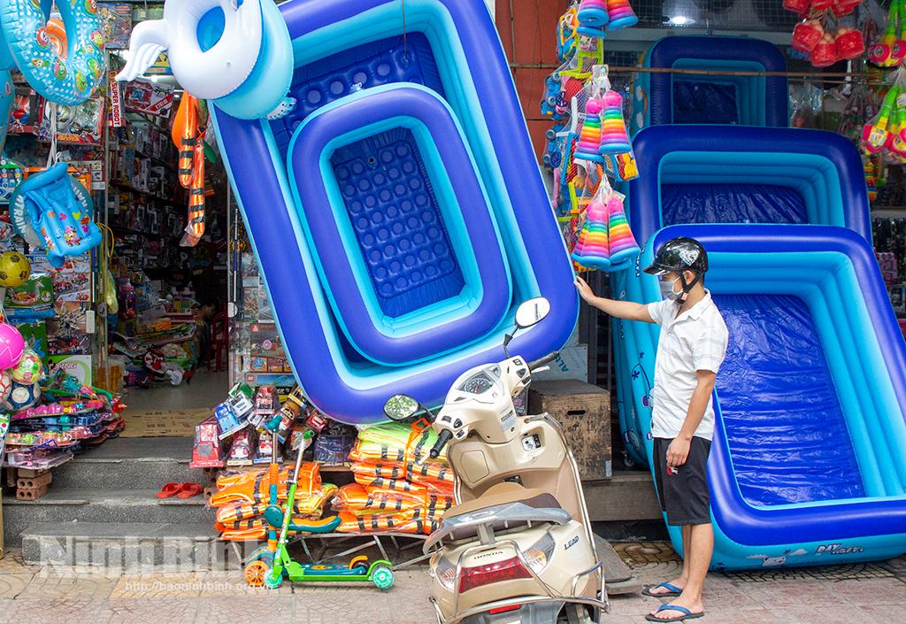 Bể bơi phao dành cho trẻ hút khách ngày hè