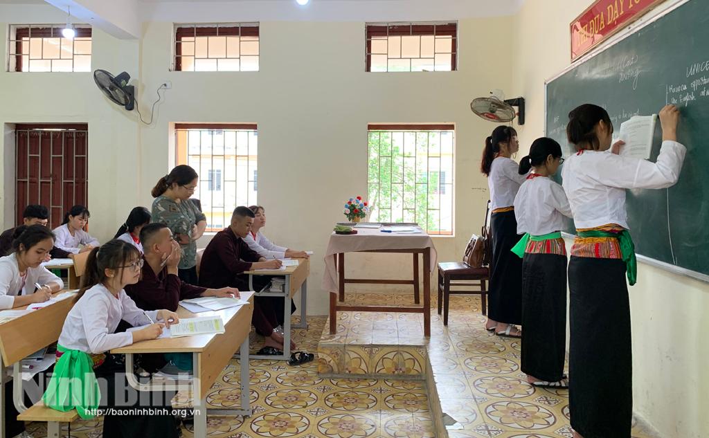 Người may trang phục truyền thống người Mường nổi tiếng