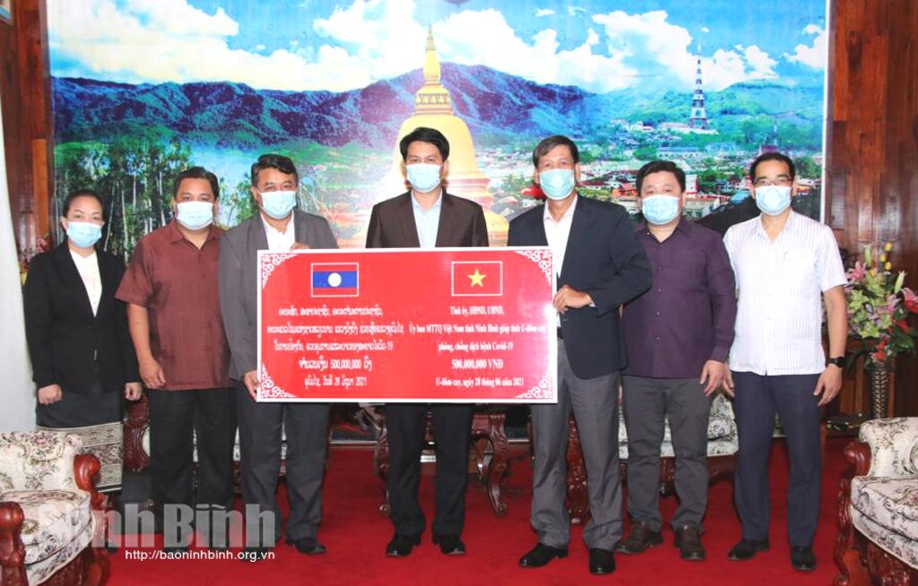 Ninh Bình trao tiền hỗ trợ tỉnh U-Đôm-Xay phòng chống dịch COVID-19