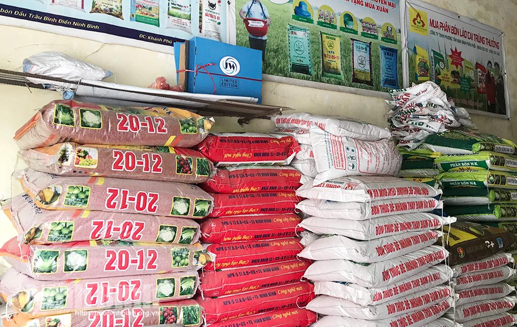 Giá phân bón tăng cao, người nông dân gặp khó