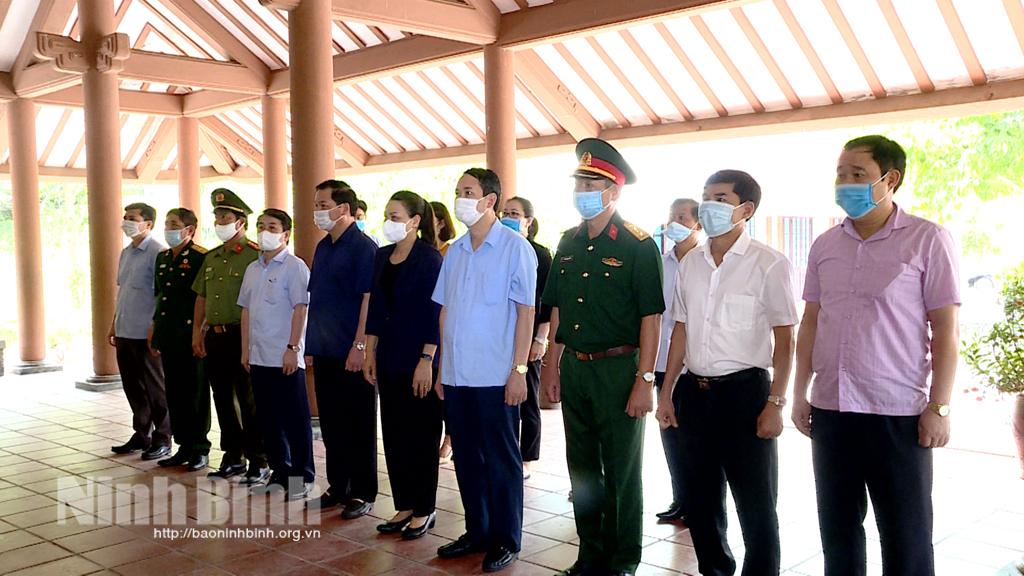 Đoàn đại biểu của tỉnh dâng hương tại Nghĩa trang liệt sỹ quốc gia Trường Sơn, Nghĩa trang quốc gia Đường 9 và Thành cổ Quảng Trị