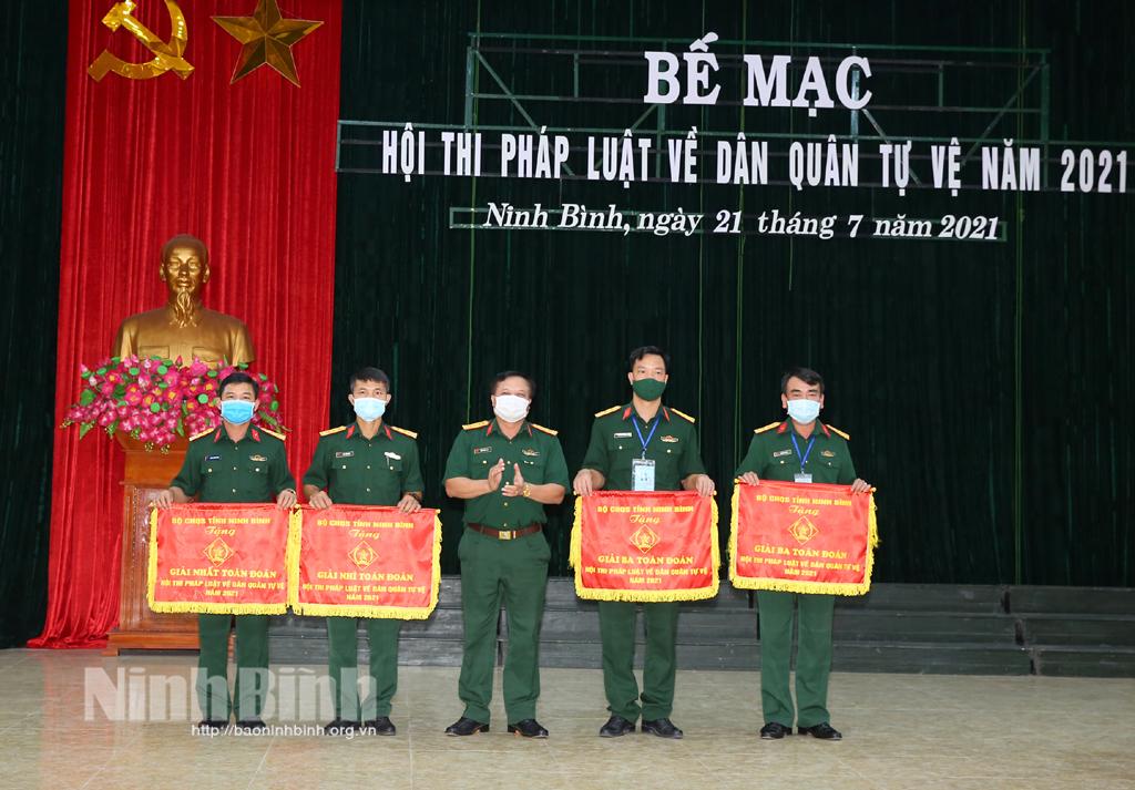 Bế mạc Hội thi pháp luật về dân quân, tự vệ năm 2021