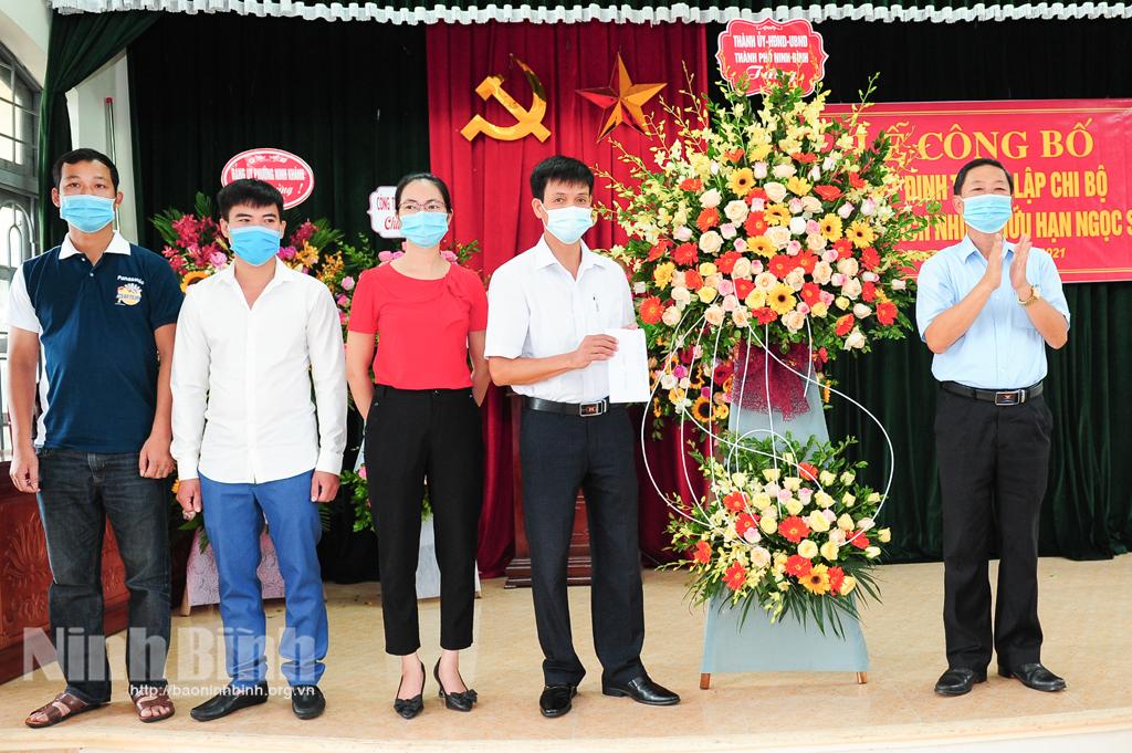 Công bố quyết định thành lập Chi bộ Công ty TNHH Ngọc Sơn