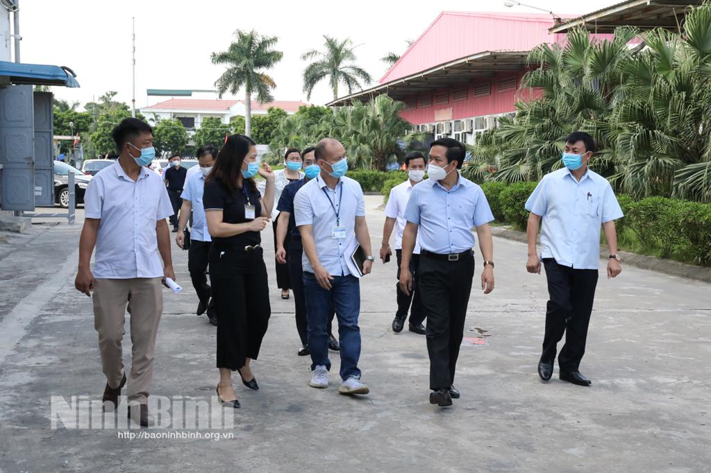 Các đồng chí lãnh đạo tỉnh kiểm tra công tác phòng, chống dịch COVID-19
