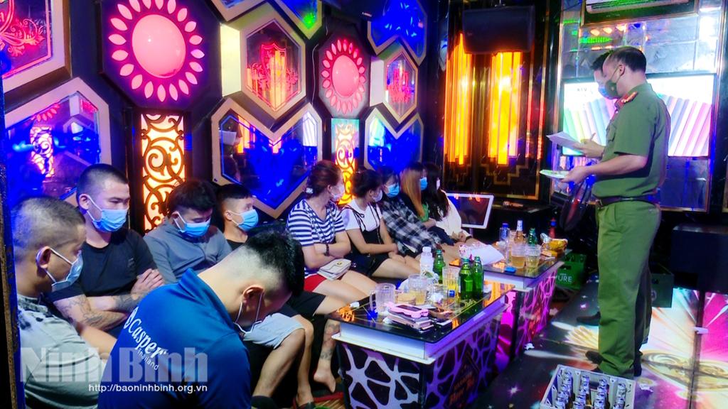 Phát hiện 1 quán karaoke vi phạm công tác phòng, chống dịch COVID - 19