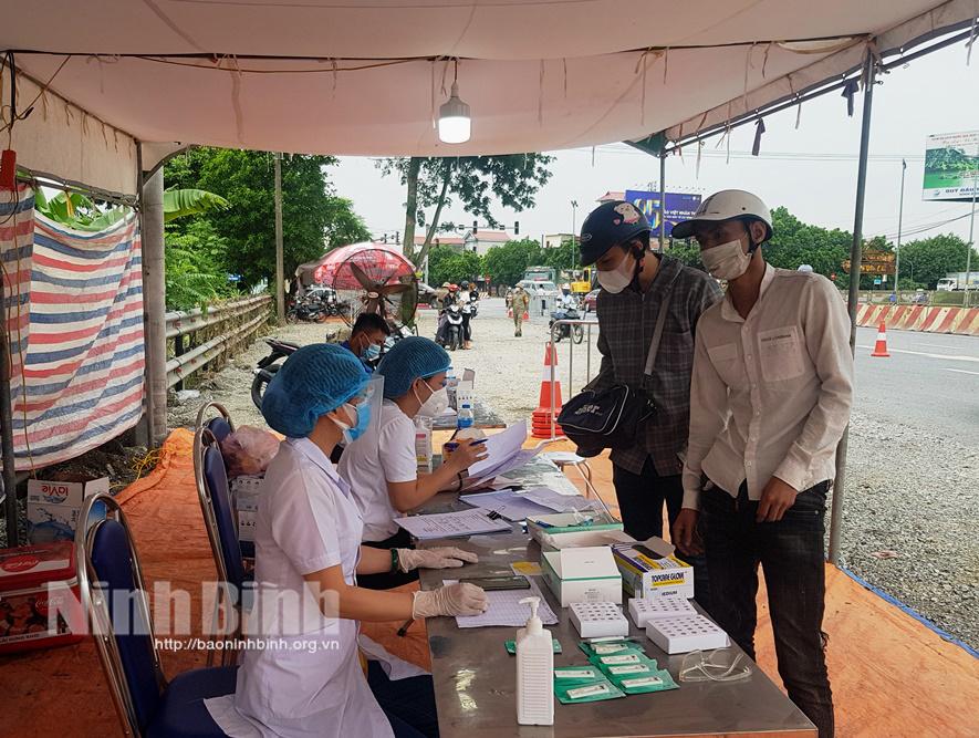 UBND tỉnh chỉ đạo tiếp tục thực hiện nghiêm các quy định của Trung ương và của tỉnh về phòng, chống dịch COVID-19