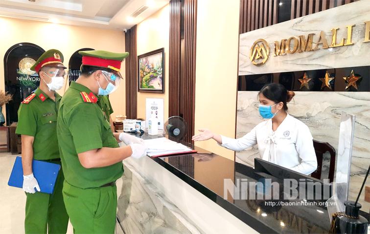 Công an Ninh Bình - "Tấm lá chắn" vững vàng trên trận tuyến phòng, chống dịch COVID-19: Kỳ 1: "Căng mình" nơi tuyến đầu chống dịch