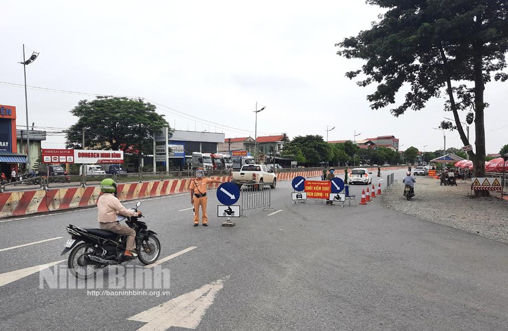 Phòng Cảnh sát giao thông: Nỗ lực tham gia phòng, chống dịch COVID - 19 đi đôi với đảm bảo TTATGT