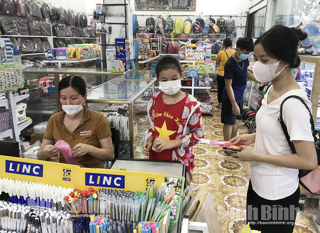 Sôi động thị trường mua sắm đầu năm học mới